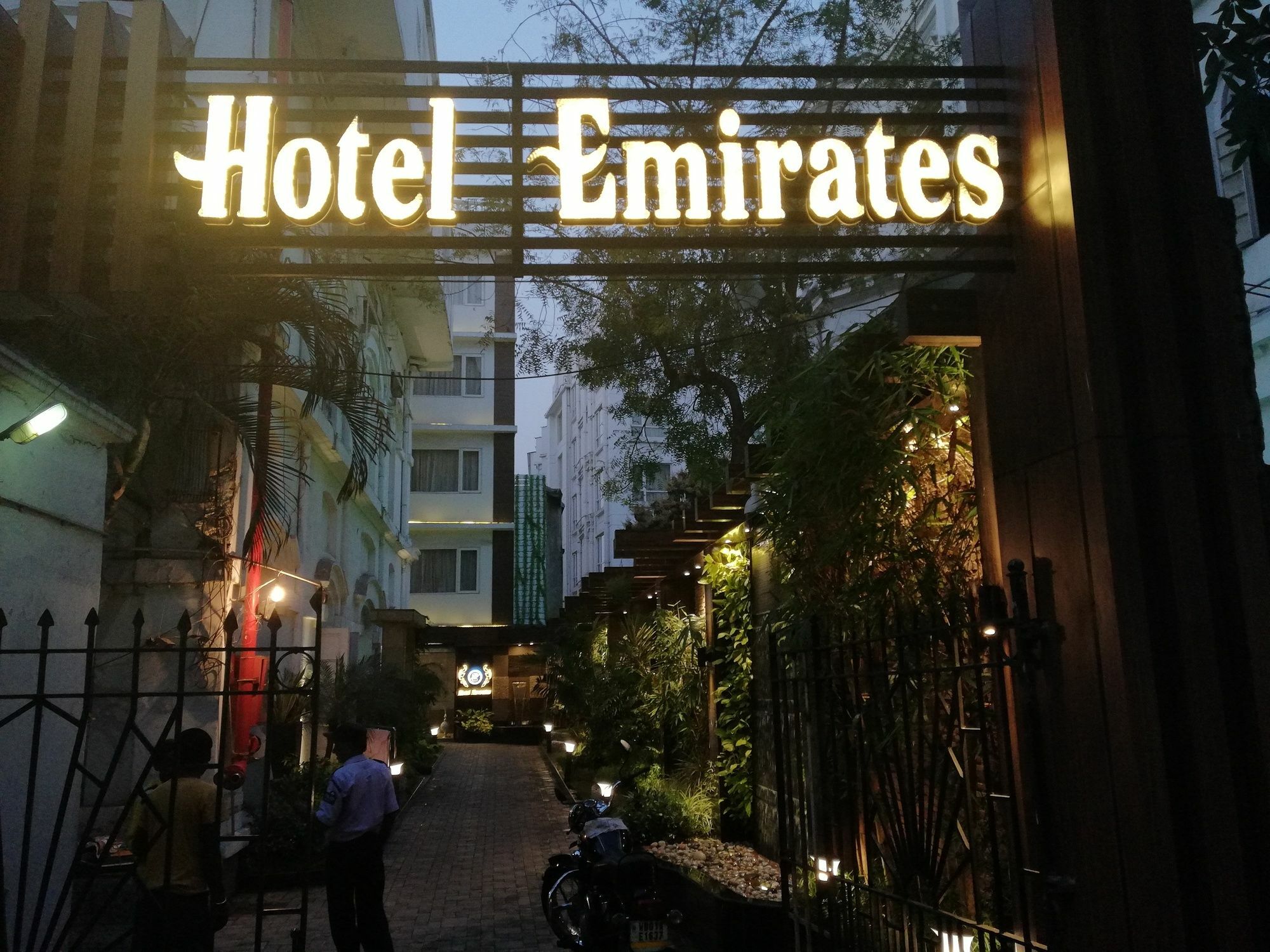 Hotel Emirates โกลกาตา ภายนอก รูปภาพ